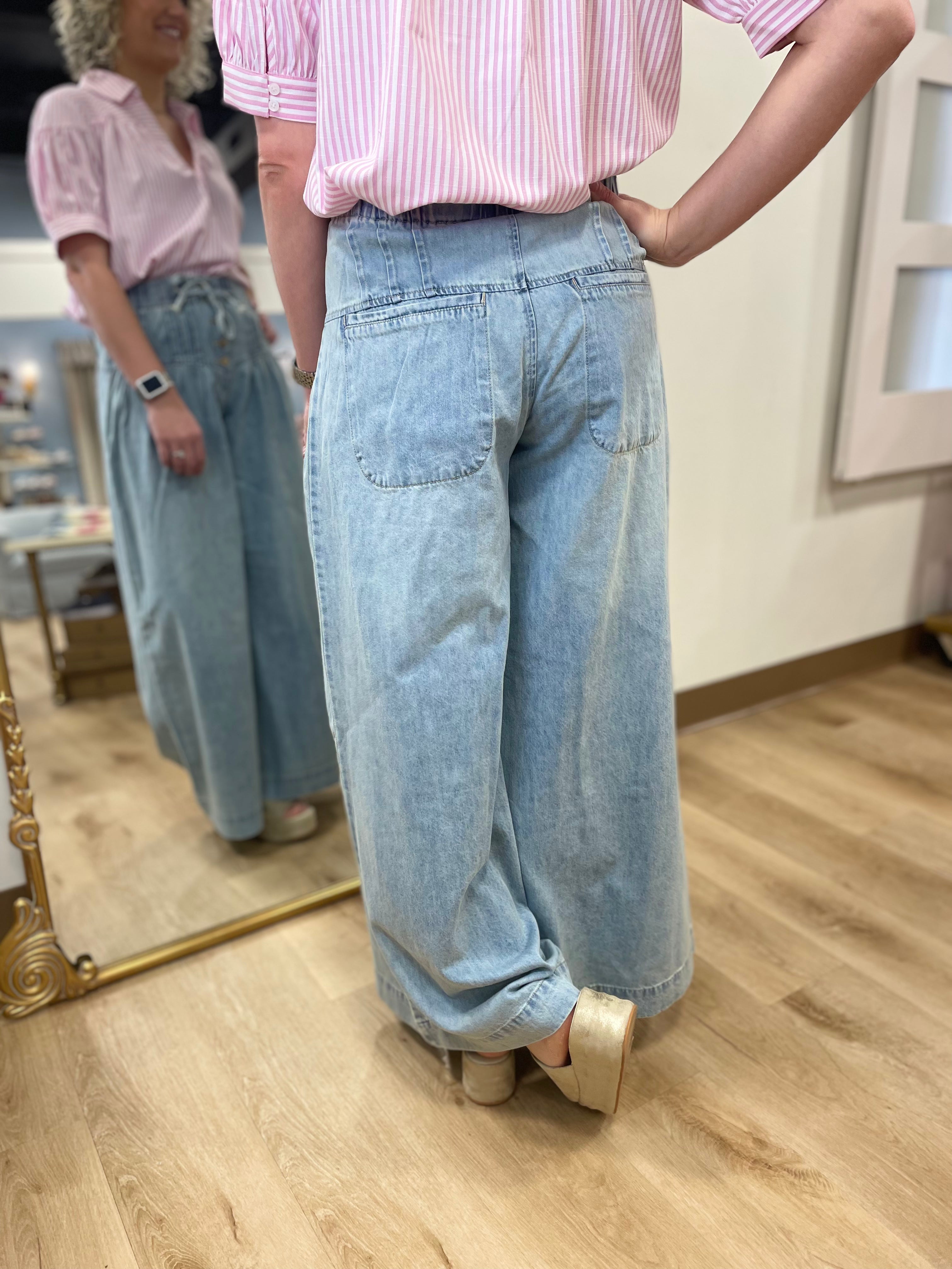 Wide Leg Pleat Detail Jeans Light